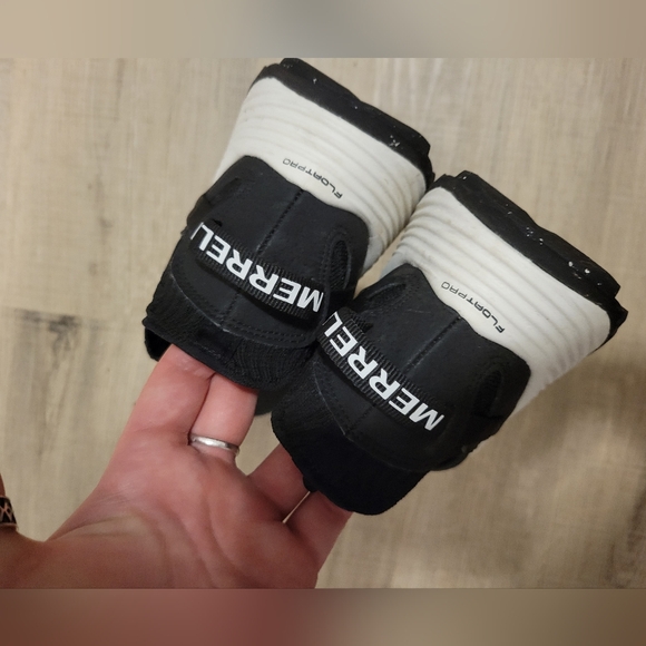 Merrell Embark Shoes - Picture 4 of 4